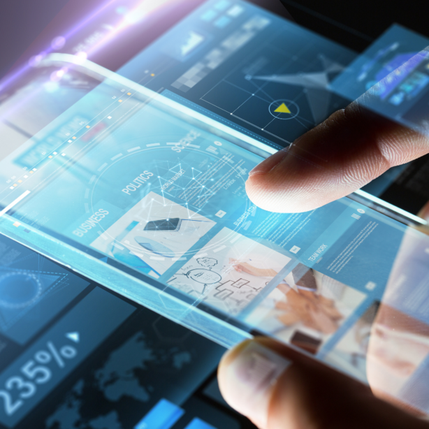 Futuristisches Handy auf dem eine Person tippt